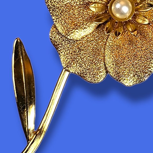 Brooch Pin Flower Faux Pearl Gold Tone Vintage Mid Century - Picture 4 of 6